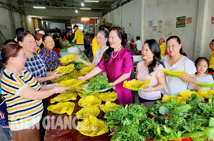 Phát bánh xèo miễn phí cho du khách và người dân địa phương